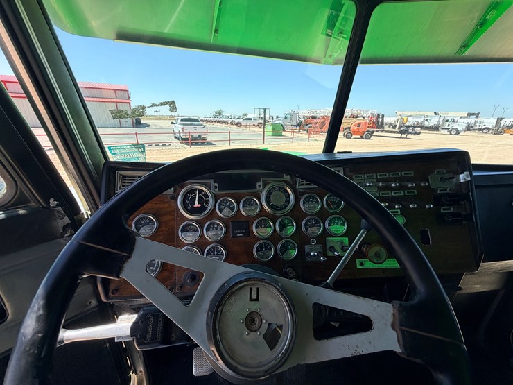 1996-peterbilt-379-image-15