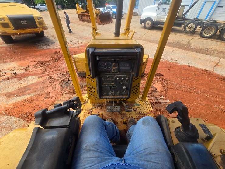 2005-caterpillar-d5n-xl-image-26