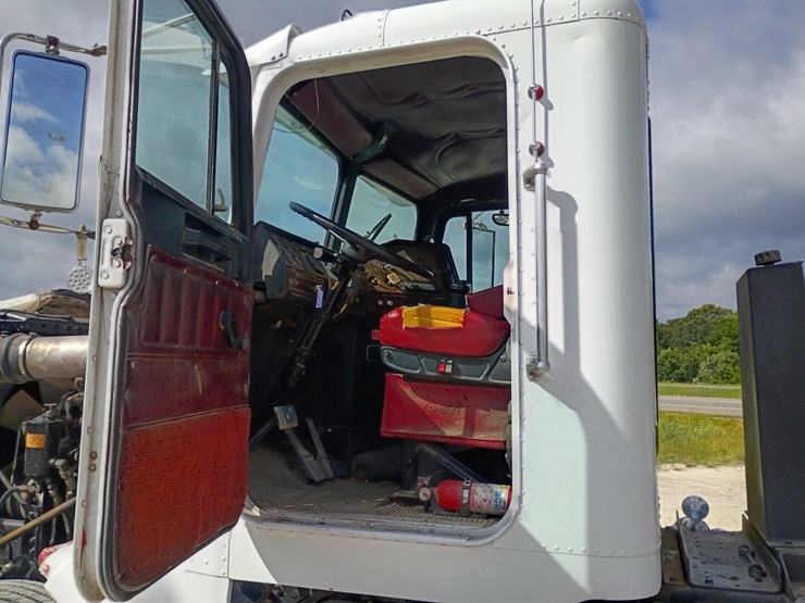 #24861-•-1988-freightliner-flc-dump-truck-image-52