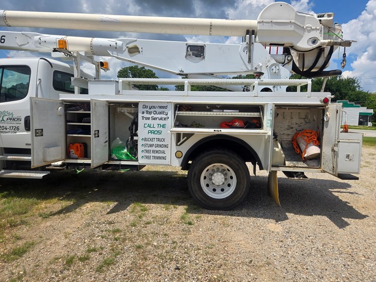 2007-freightliner-m2-106-image-57