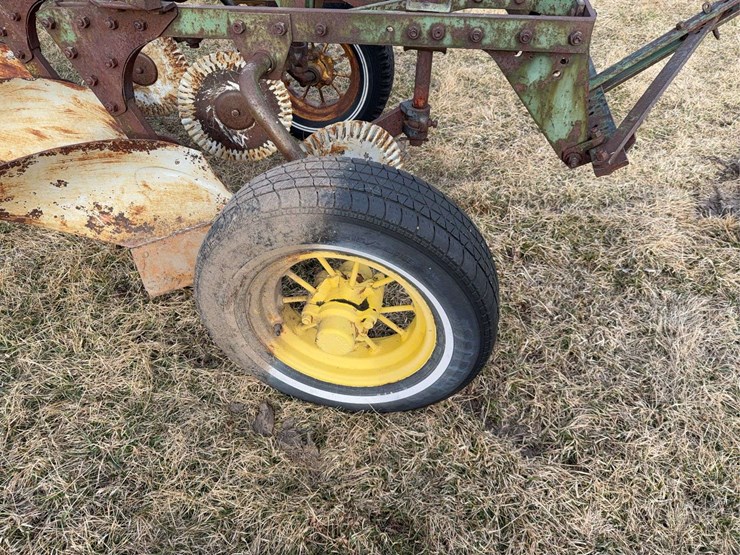 john-deere-pull-type-three-bottom-plow-image-9