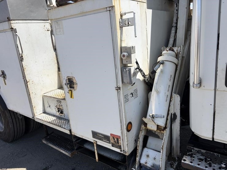 2000-freightliner-fl80-image-12