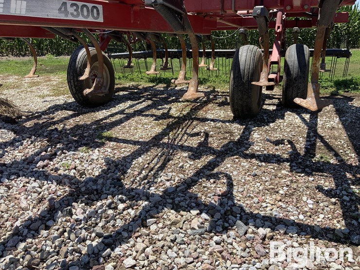 case-ih-4300-image-10