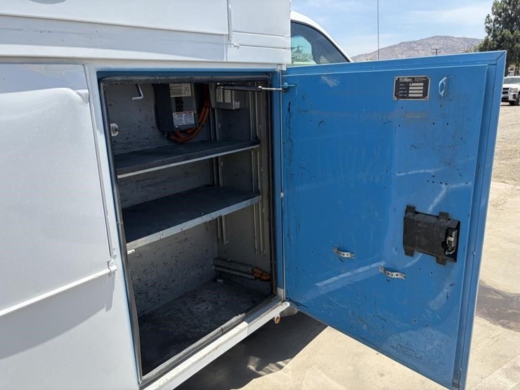 2013-ford-f550-image-11