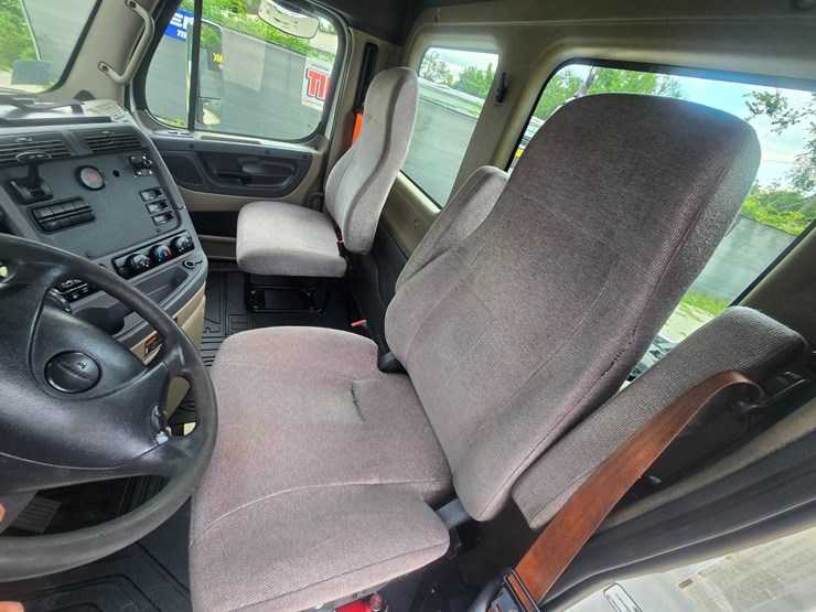 2012-freightliner-cascadia-113-image-45