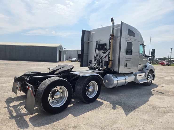 2019-kenworth-t680-image-13
