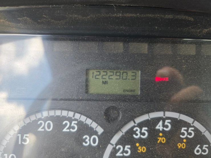 2007-freightliner-m2-106-image-52