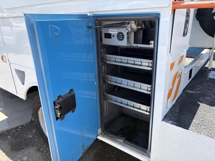 2013-ford-f550-image-22