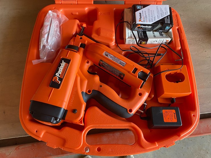 #3404-•-paslode-cordless-nail-gun-with-charger-image-5