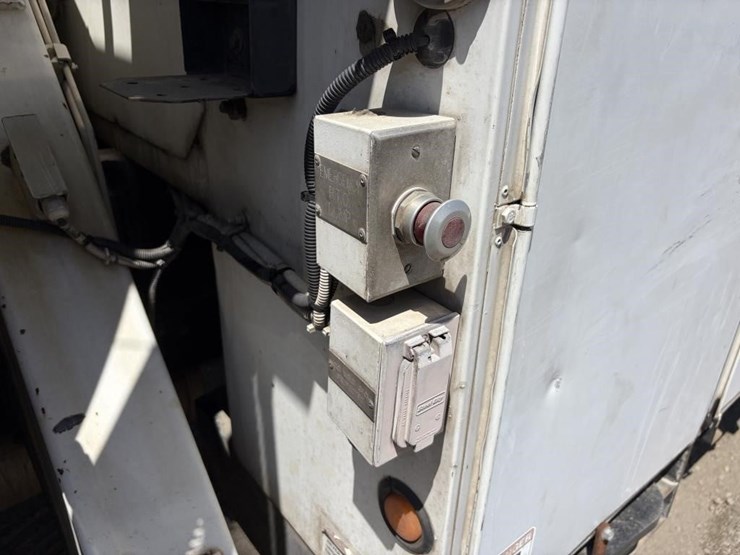 2000-freightliner-fl80-image-30