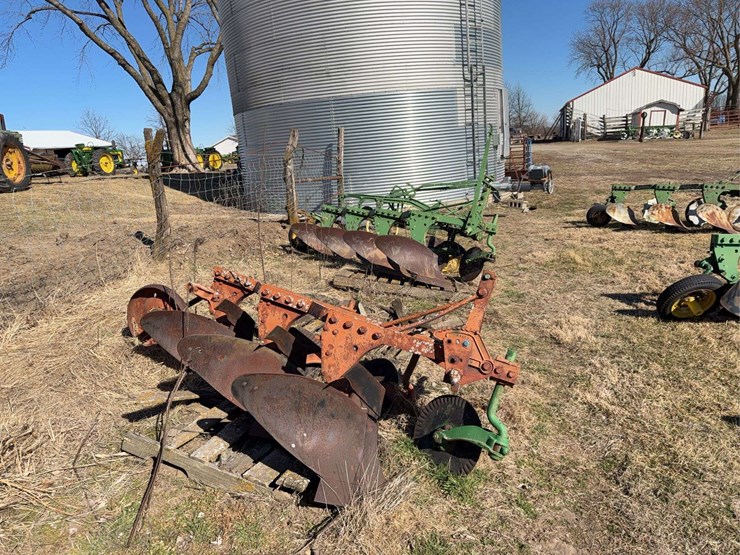 john-deere-three-point-three-bottom-plow-image-1