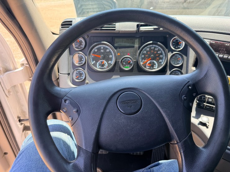 2016-freightliner-cascadia-125-image-108