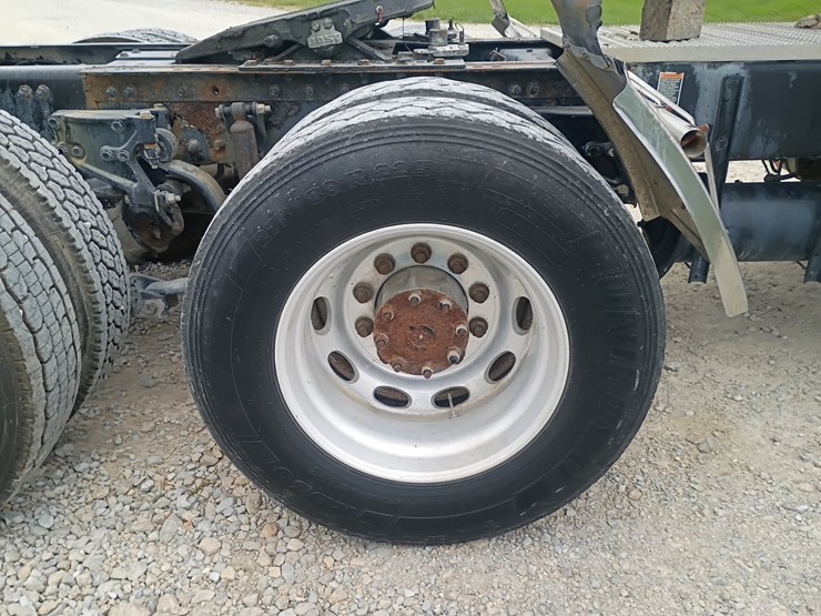 2012-peterbilt-384-image-99