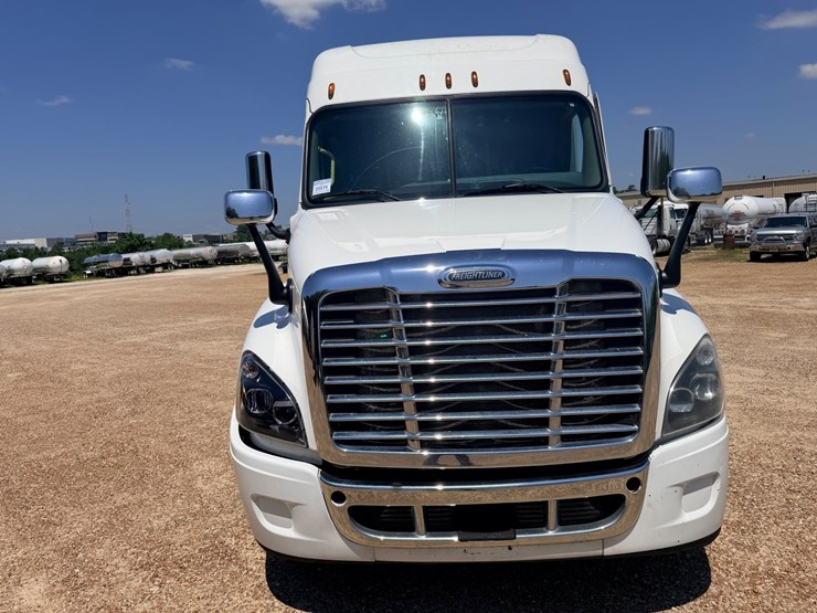 2016-freightliner-cascadia-125-image-25