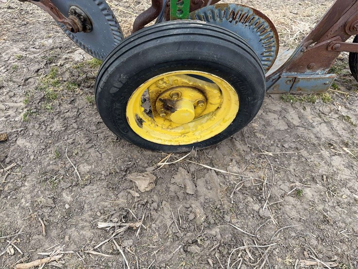 john-deere-three-point-two-bottom-plow-image-9