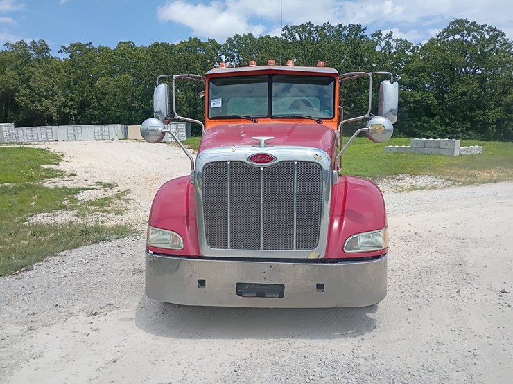 2012-peterbilt-384-image-15