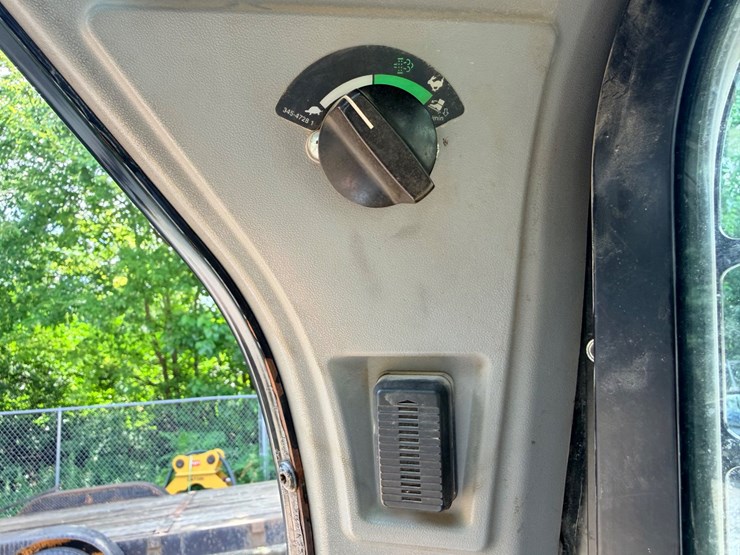 2014-caterpillar-272d-image-54