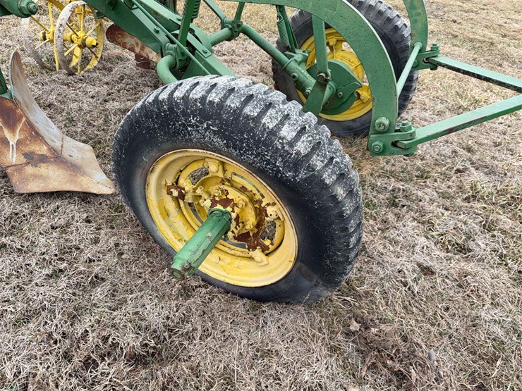 john-deere-pull-type-two-row-planter-image-11