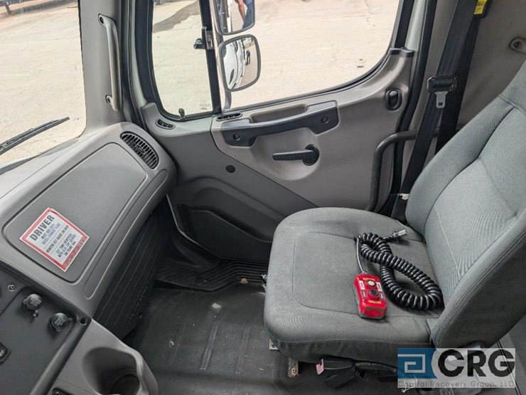 2011-freightliner-m2-stakebed-truck-image-21