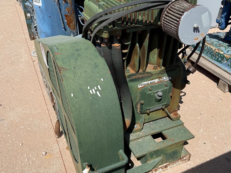 qunicy-model-390,-69.2-cfm-/-200-psi-industrial-air-compressor-mtd-on-skid-image-3