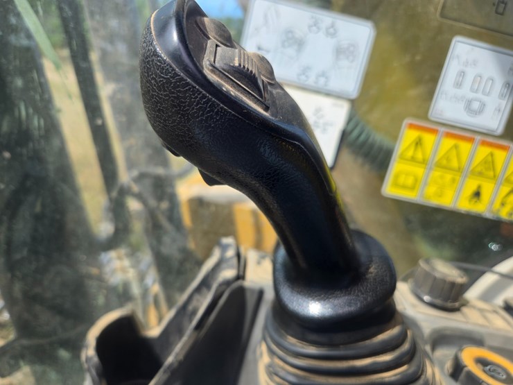 2019-caterpillar-320-image-56