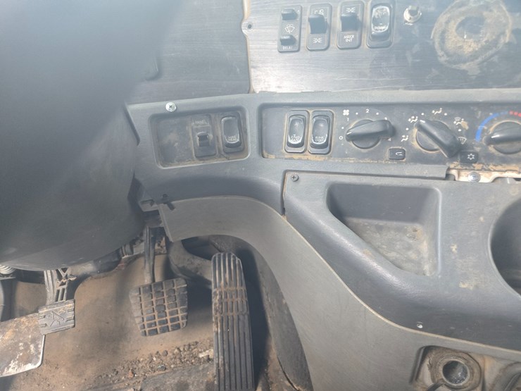 2009-freightliner-columbia-120-image-46