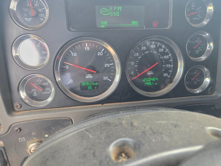 2011-kenworth-t700-image-68