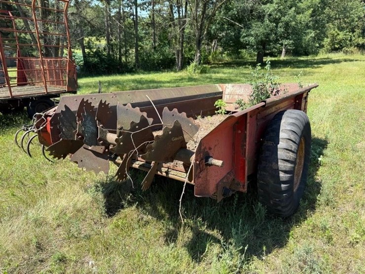 new-holland-manure-spreader-image-3