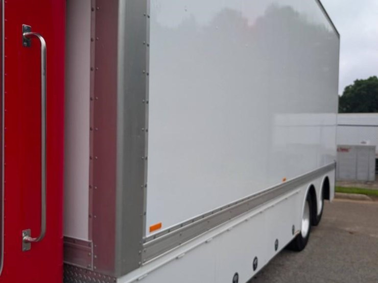2010-peterbilt-335-image-6