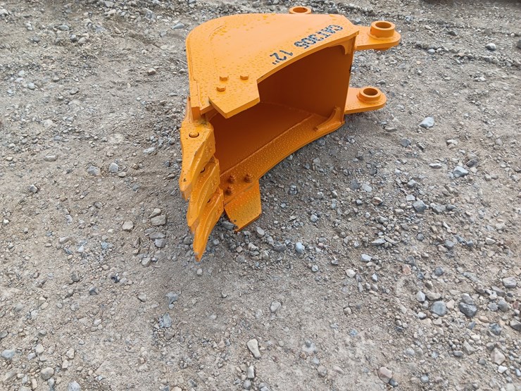 #l75-027-•-future-12"-bucket-excavator-attachment-image-6