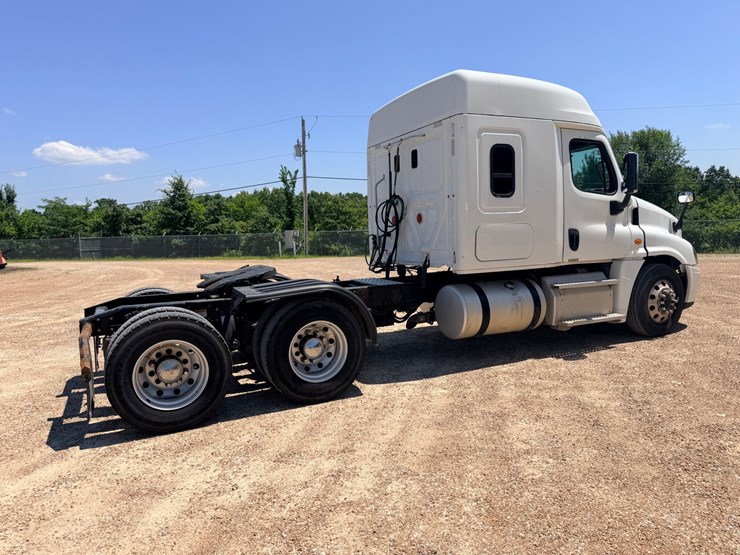 2016-freightliner-cascadia-125-image-16