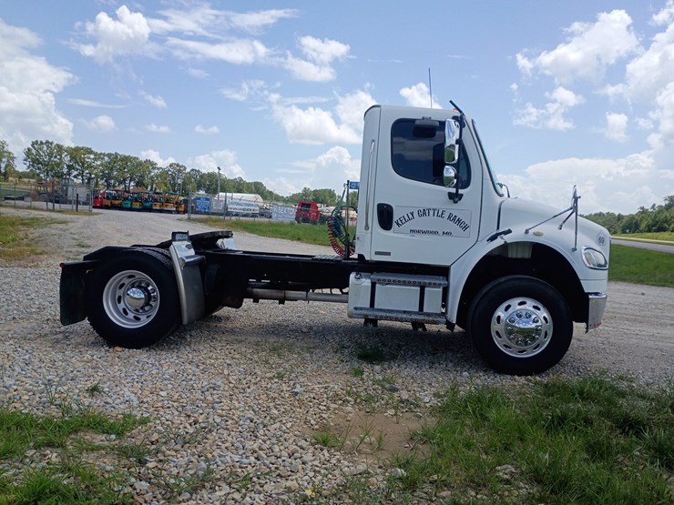 2008-freightliner-m2-106-image-11