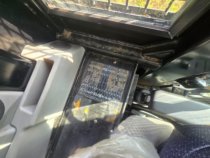 2015-caterpillar-521b-image-51