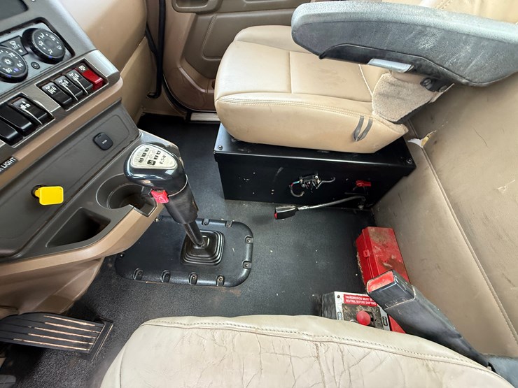 2017-kenworth-t880-image-36