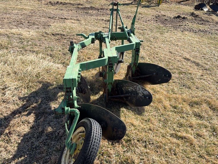 john-deere-three-point-three-bottom-plow-image-4