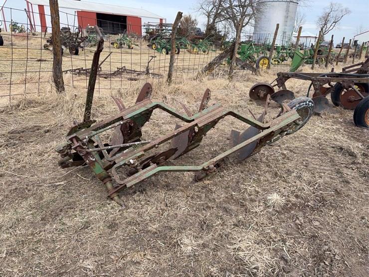john-deere-three-bottom-three-point-plow-image-1