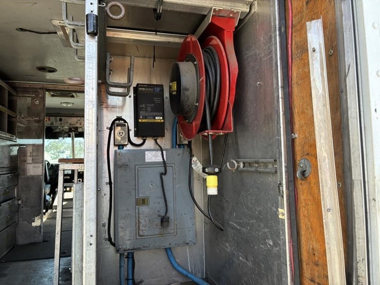 2002-workhorse-p42-image-16