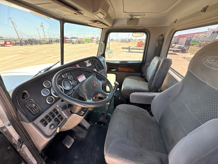 2010-peterbilt-367-image-8