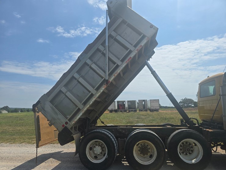 2002-mack-rd688s-image-40