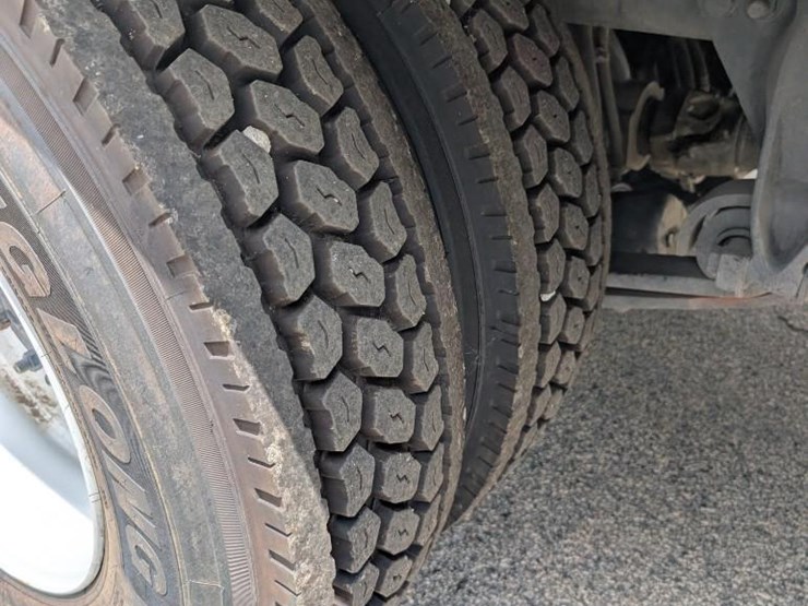 2011-freightliner-m2-stakebed-truck-image-9