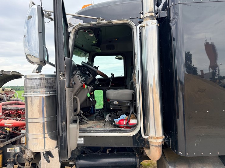 2013-peterbilt-388-image-39