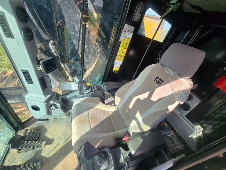 2015-caterpillar-521b-image-38