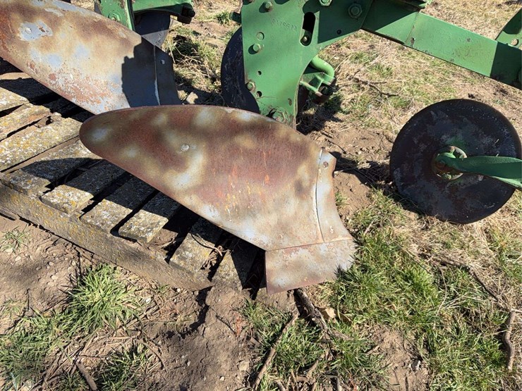john-deere-three-point-three-bottom-plow-image-10