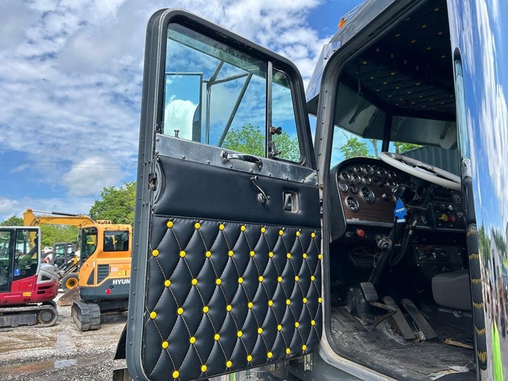 1984-peterbilt-359-image-21