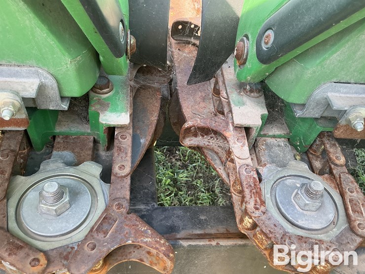2011-john-deere-608c-image-16