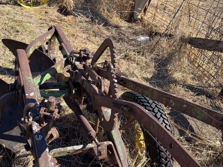 john-deere-pull-type-two-bottom-plow-image-12