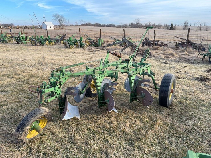 john-deere-pull-type-three-bottom-plow-image-3