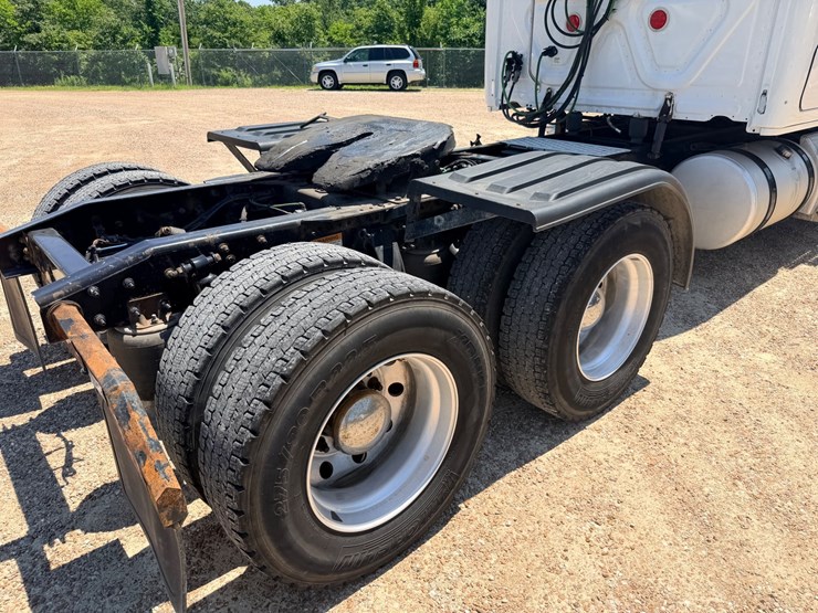 2016-freightliner-cascadia-125-image-53