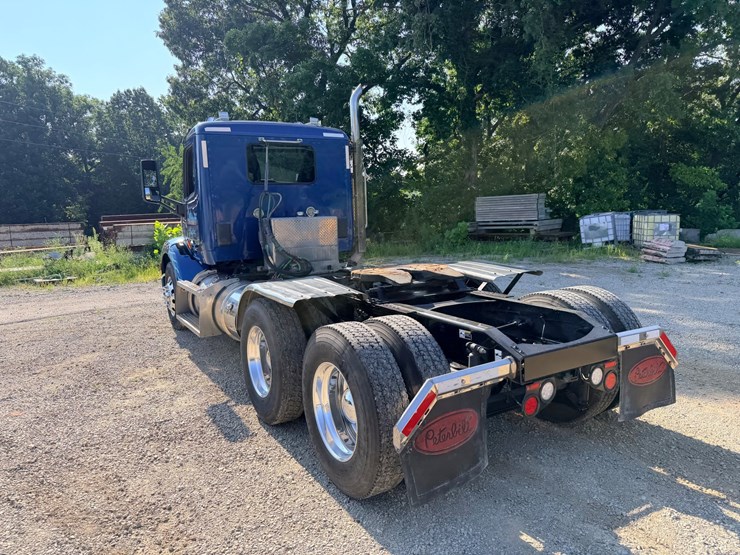 2021-peterbilt-579-image-13
