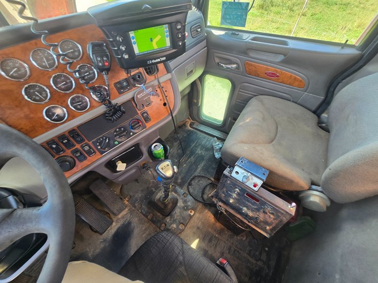 2009-peterbilt-367-image-48